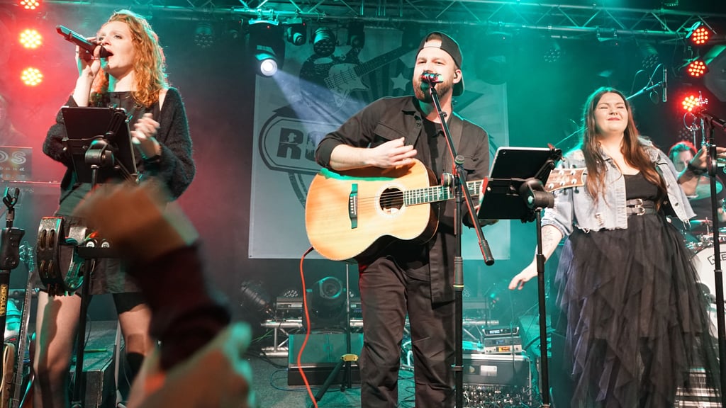 20 Jahre „Zeitlos“. Für das Stimmungsfeuerwerk sorgten unter anderem das Fronttrio Jyl Schmidt, Timon Christ und Anni Brentrop.