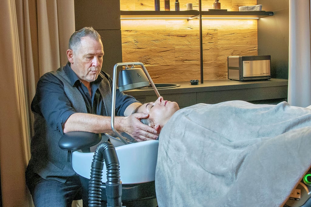Friseurmeister  Oliver Heinecke beitet seinen Kunden seit Neustem im Salon ein japanisches „Head Spa“ an. 