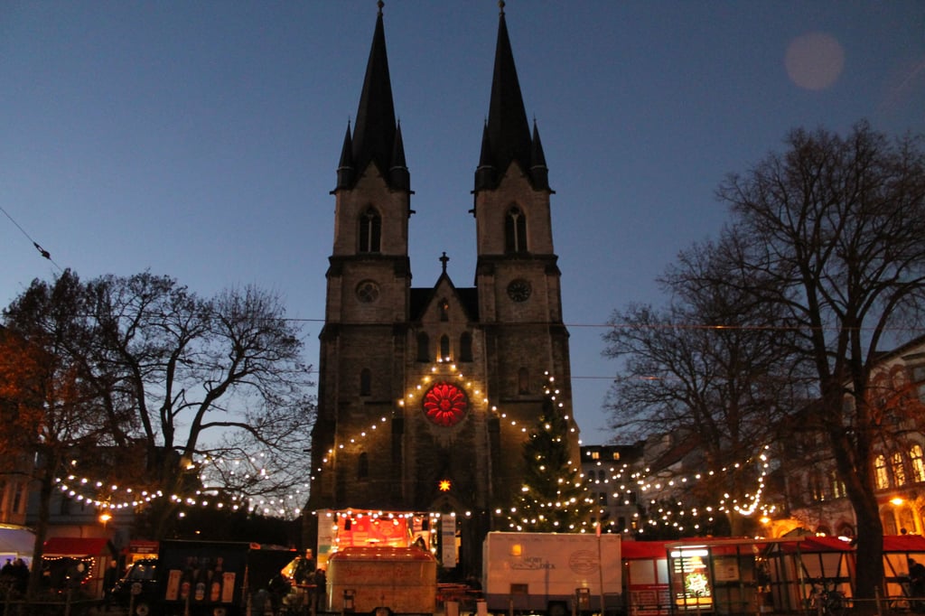 In Magdeburg findet auf dem Ambrosiusplatz 2025 wieder ein Adventsmarkt statt. 