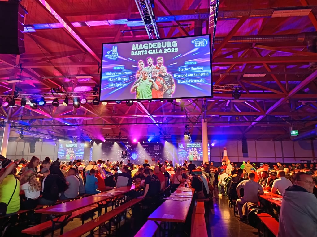 Mit knapp 3.000 Besucherinnen und Besuchern war die Darts Gala 2025 in der Messe Magdeburg restlos ausverkauft – schon kurz nach Einlass waren die meisten Plätze besetzt.