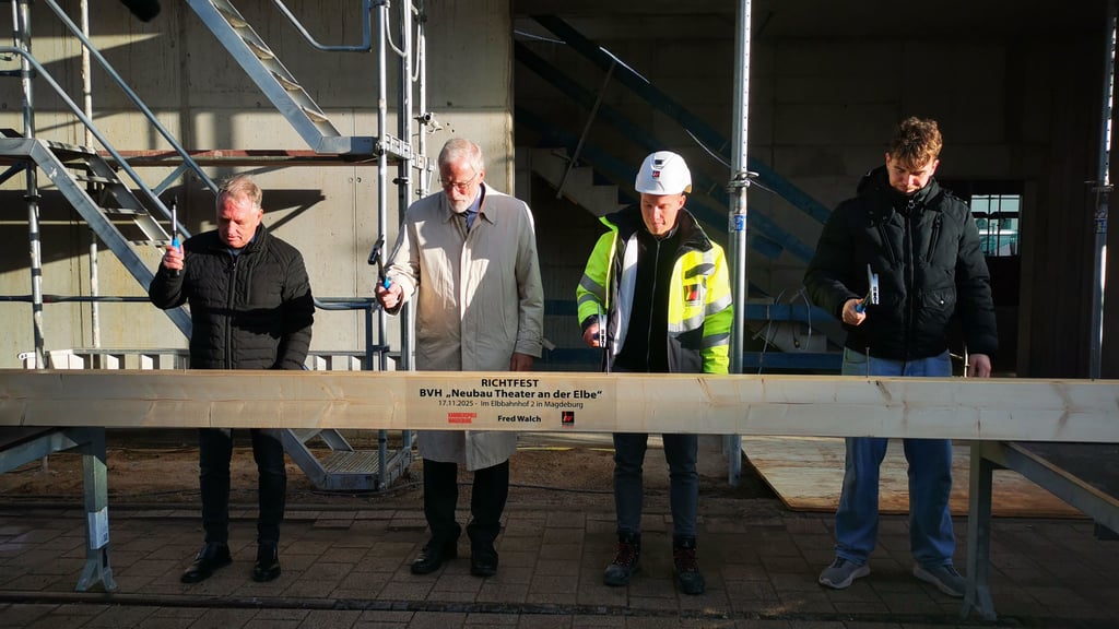 Richtfest des Neubaus „Theater an der Elbe“: Das Einschlagen eines Nagels soll Glück bringen und soll Handwerk würdigen. Hier hauen drauf: Bauherr Fred Walch, Kultusminister Rainer Robra, Max Stadler (Industriebau Wernigerode) und Jannes Bard, Sohn der verstorbenen Gründer der Kammerspiele.