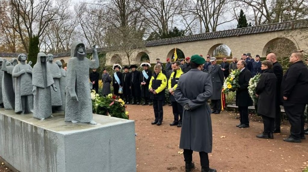 Stilles Gedenken auf dem Gertraudenfriedhof: Auch Vertreter der Polizei legten ein Trauergebinde nieder.
