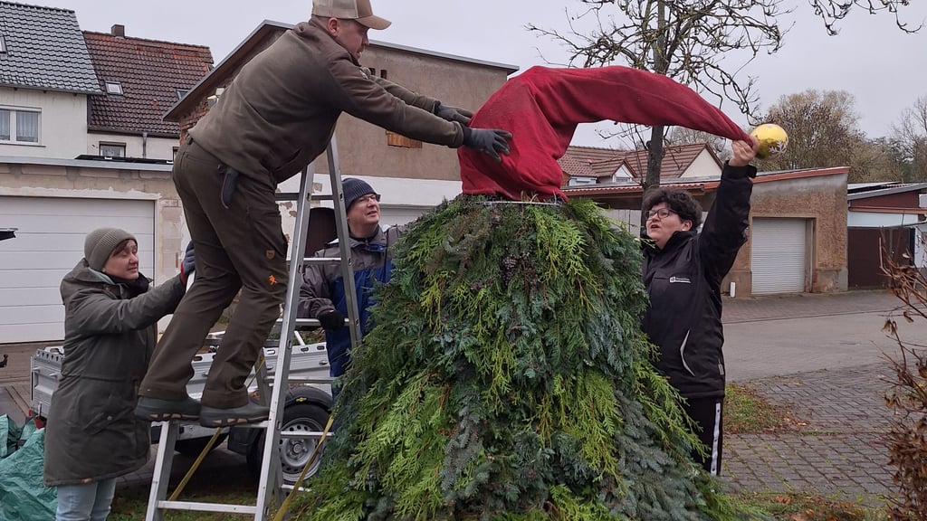 Freiwillige haben Samswegen für die Adventszeit dekoriert. Unter anderem zieren mehrere Wichtel das Ortsbild. 