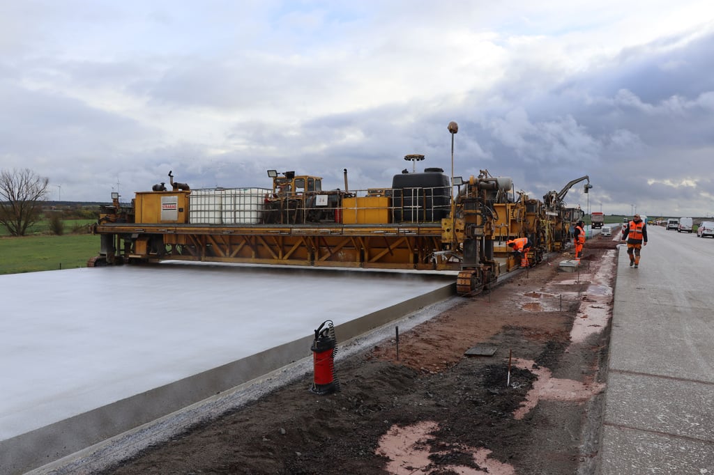 Baustelle A 14: Zwischen Lüderitz und Stendal wird derzeit die Betonfahrbahn hergestellt.