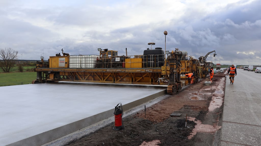 Baustelle der Autobahn A14 in Sachsen-Anhalt: Zwischen Lüderitz und Stendal wird derzeit die Betonfahrbahn hergestellt. Doch bis wirklich die ganze Strecke bis zur Ostsee fertig ist, wird es noch viele Jahre dauern.&nbsp;