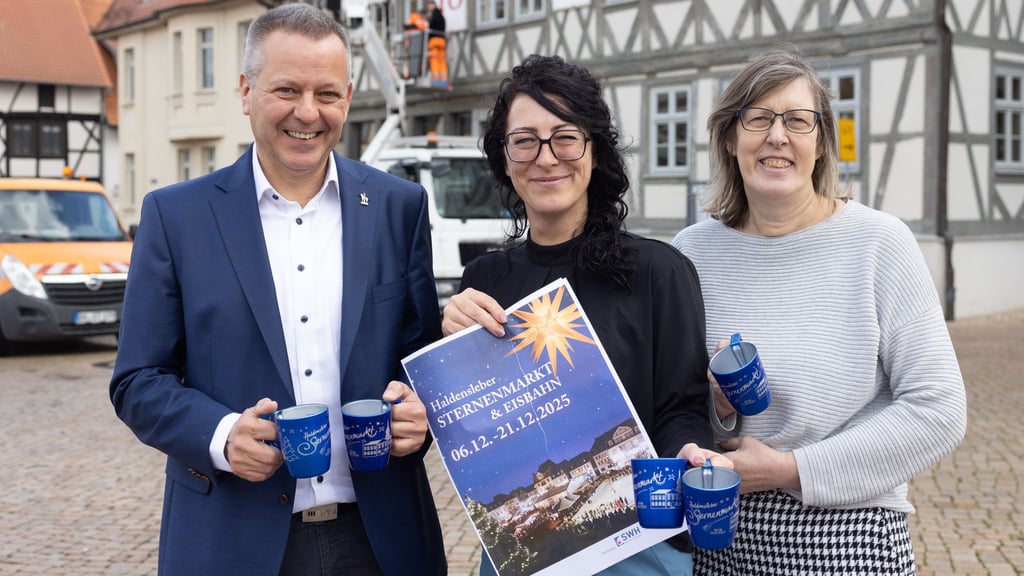 Bürgermeister Bernhard Hieber sowie Claudia Beckmann und Astrid Seifert von der städtischen Kulturabteilung haben das Programm zum Sternenmarkt 2025 in Haldensleben vorgestellt.