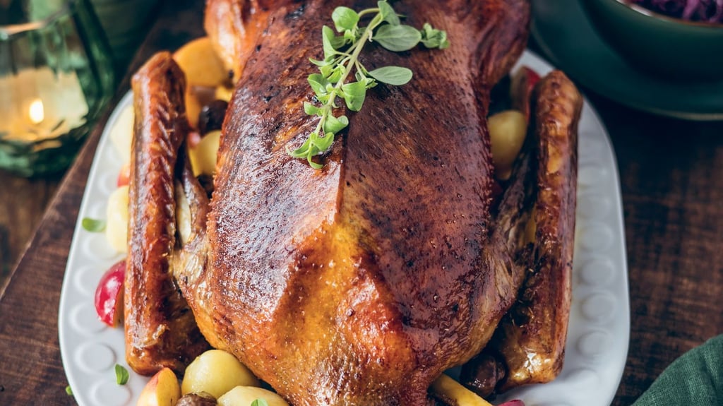 Keine Angst vor der Weihnachtsgans! Mit ein paar einfachen Schritten gelingt der Klassiker knusprig und aromatisch.
