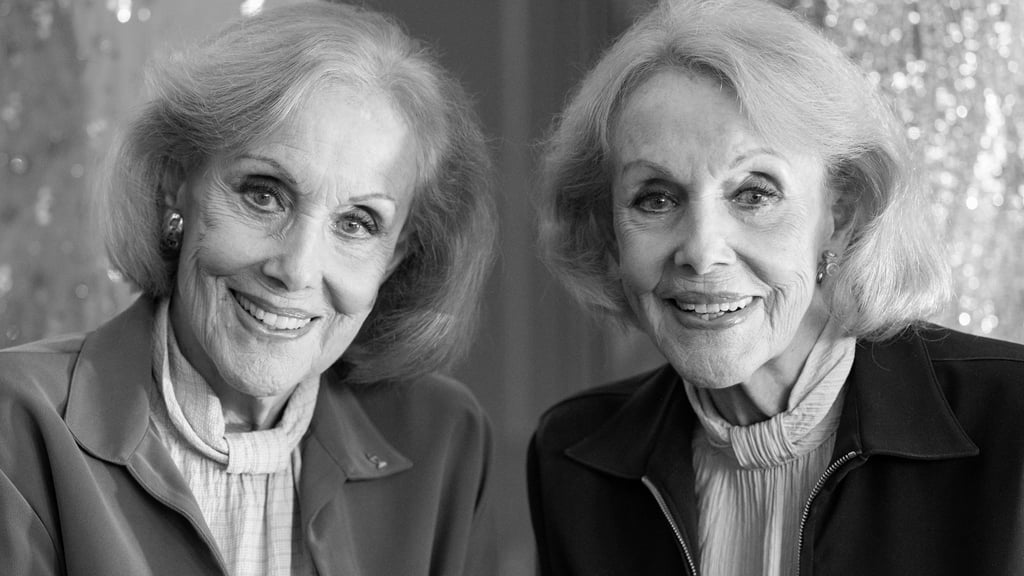 Alice (l.) und Ellen Kessler erlangten als Sängerinnen und Tänzerinnen international Berühmtheit. (Archivbild)