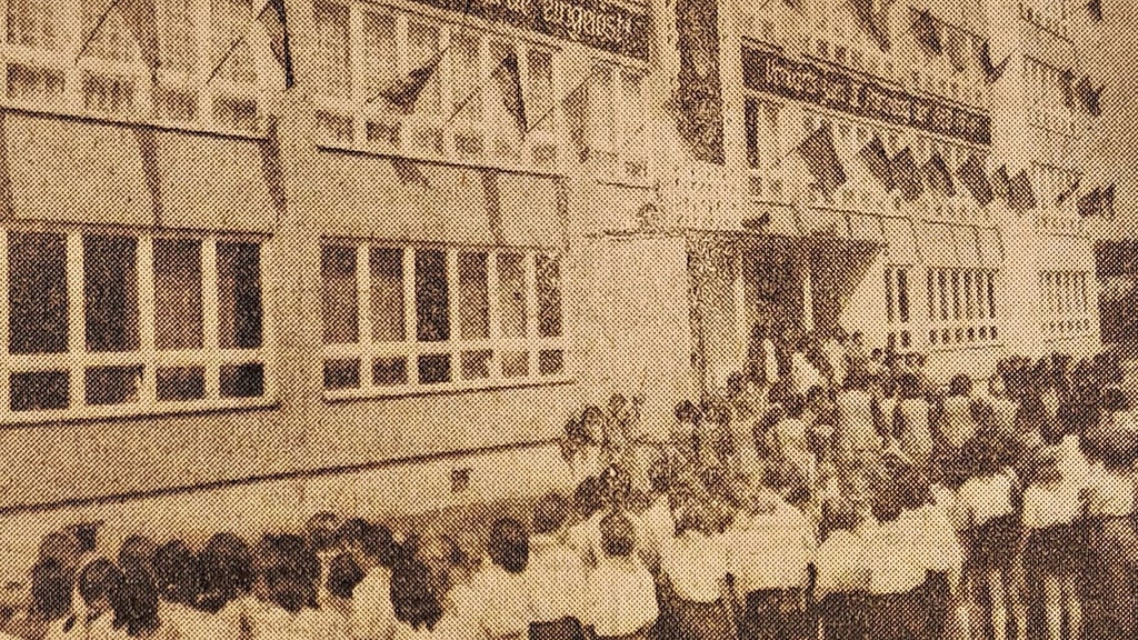 Schüler, unter anderem auch aus Staßfurt, auf dem Weg zu  ihrer Patenbrigade, um den  Chemiearbeitern zum Ehrentag zu gratulieren. 