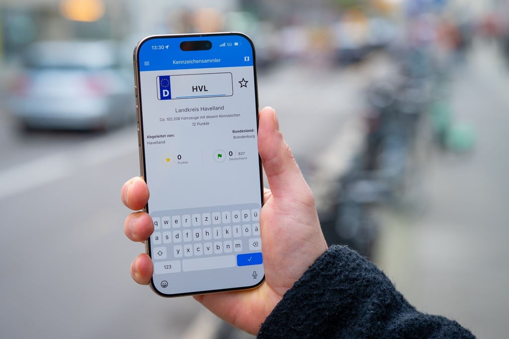 12 Punkte fürs Havelland. Die Kennzeichensammler-App zeigt die Landkreise zu den Kennzeichen-Abkürzungen an und belohnt einen mit Punkten für besonders seltene Kennzeichen.