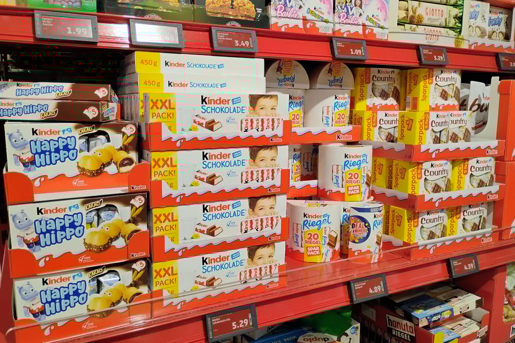 Süßigkeiten wie Schokolade und Gummibärchen stehen oft auf Augenhöhe der Kinder im Supermarkt.