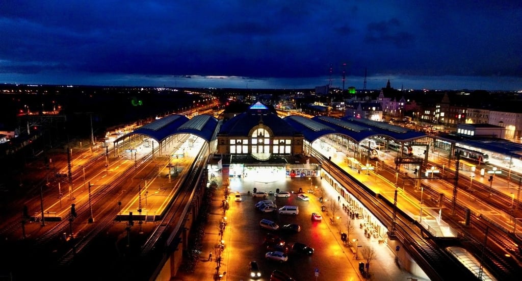 Der Hauptbahnhof Halle bei Nacht. Geht es nach dem Willen der Stadt, soll die Deutsche-Bahn ihre Konzernzentrale an die Saale verlegen.