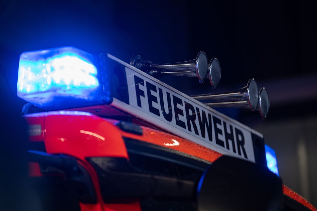 Die Feuerwehr rückte in der Nacht zum Brand nach Michendorf aus. (Symbolbild)
