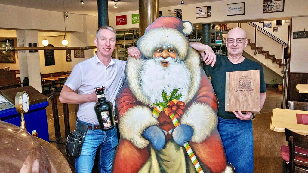 Bei Ronny Beckmann (l.) und Steffen Warnack im Brauhaus „Zum Alten Dessauer“ in Dessau-Roßlau sind die Weihnachtsfeiertage seit einem Jahr ausgebucht.