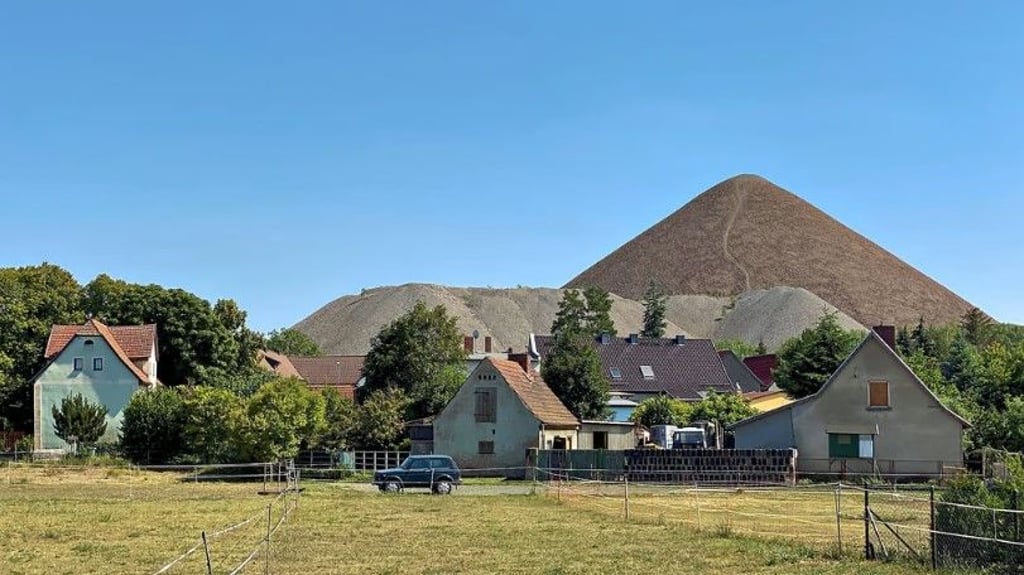 Volkstedt in der Gemeinde Mansfeld-Südharz wird von der Halde Fortschrittschacht überrragt.