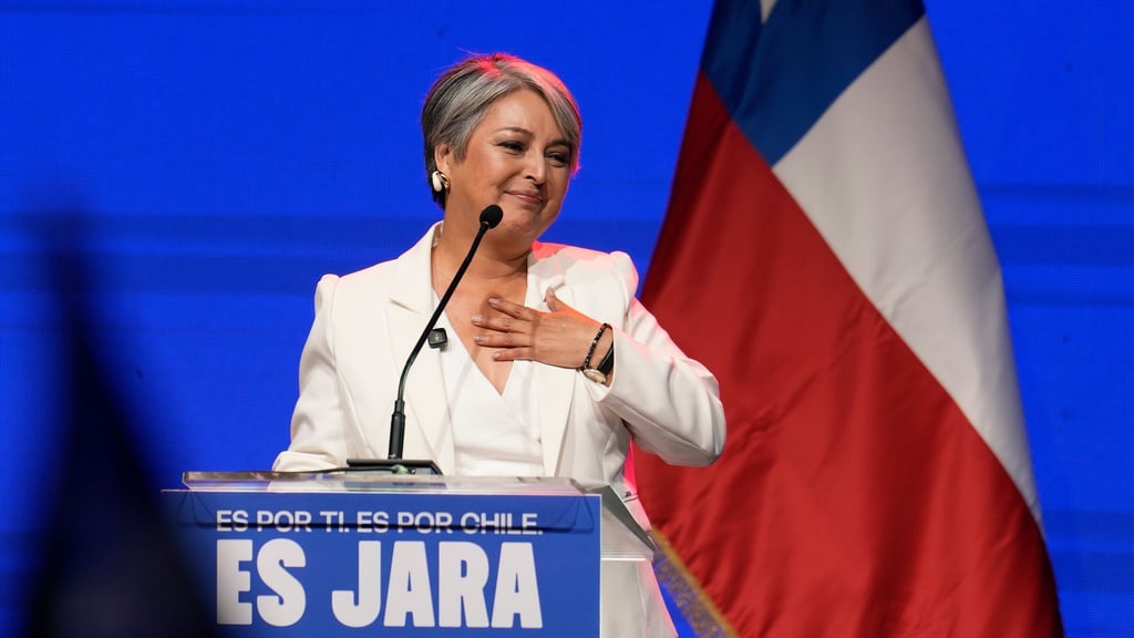 Regierungskandidatin Jara liegt bei den Wahlen knapp vorn.