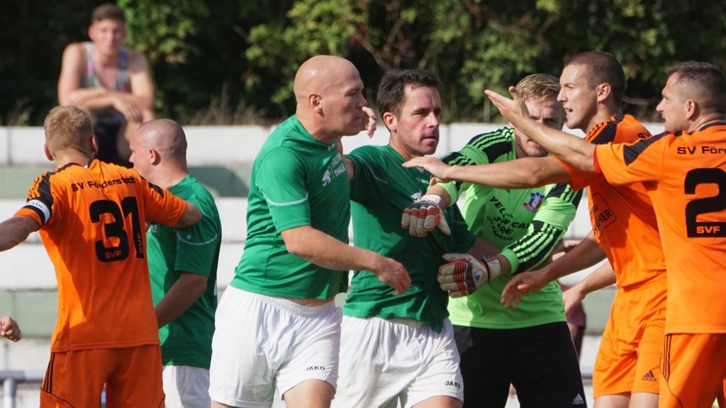 Hitzige Szenen auf dem Fußballplatz: Bei emotional geführten Spielen in den Amateurklassen kommt es immer wieder zu Rudelbildungen und lautstarken Auseinandersetzungen. Im Kreisoberliga-Duell in Gehrden eskalierte die Lage in der Nachspielzeit komplett.