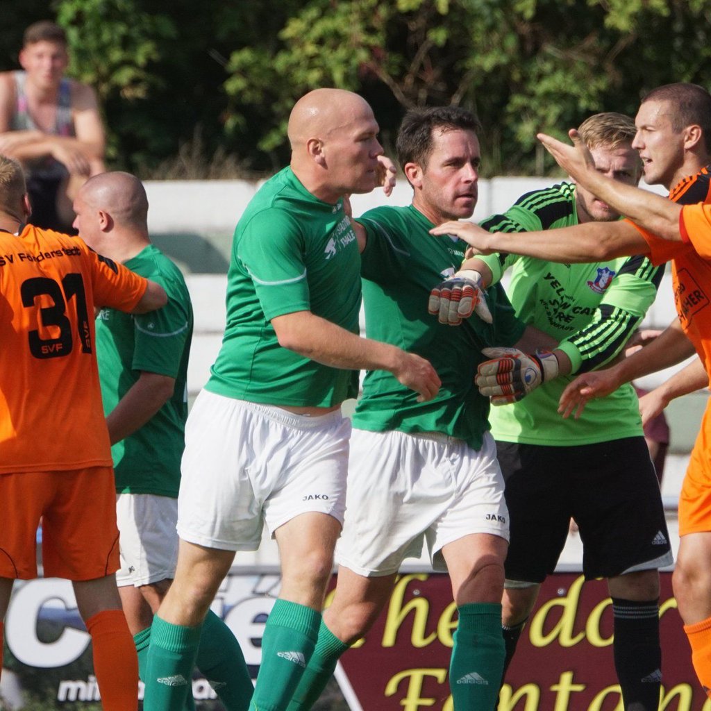 Hitzige Szenen auf dem Fußballplatz: Bei emotional geführten Spielen in den Amateurklassen kommt es immer wieder zu Rudelbildungen und lautstarken Auseinandersetzungen. Im Kreisoberliga-Duell in Gehrden eskalierte die Lage in der Nachspielzeit komplett.