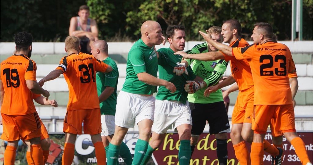 Hitzige Szenen auf dem Fußballplatz: Bei emotional geführten Spielen in den Amateurklassen kommt es immer wieder zu Rudelbildungen und lautstarken Auseinandersetzungen. Im Kreisoberliga-Duell in Gehrden eskalierte die Lage in der Nachspielzeit komplett.