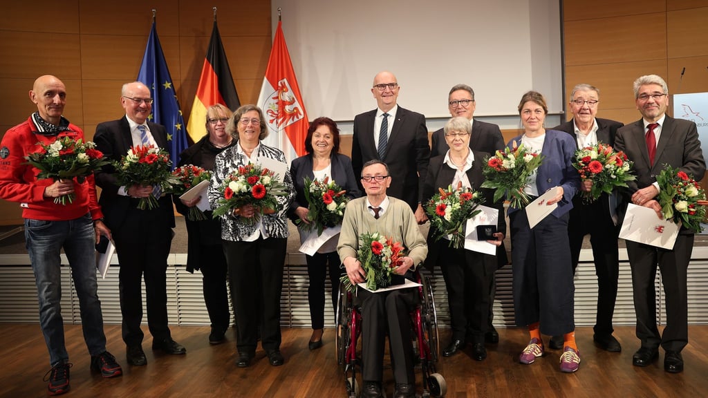 Brandenburgs Ministerpräsident Dietmar Woidke (SPD) hat Verdienstmedaillen an elf Männer und Frauen verliehen (Handout).
