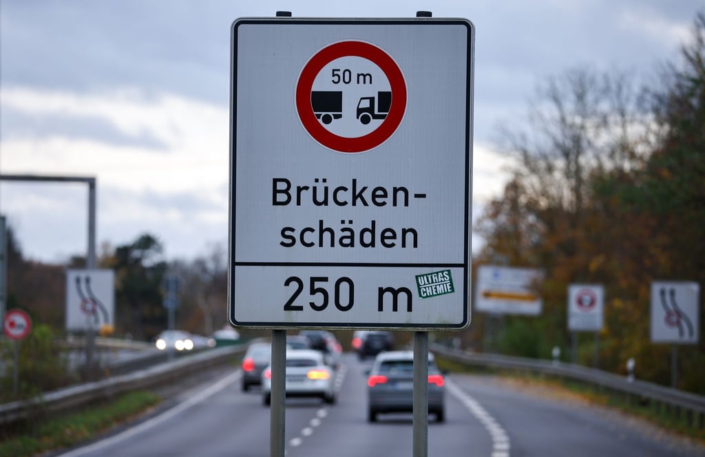 Schilder weisen auf Brückenschäden vor der Brücke über den Agra-Park hin. (Archivbild)
