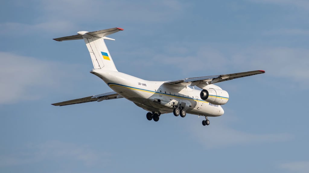 Ein seltenes Antonov-Modell war am Flughafen Leipzig/Halle zu sehen. Von der AN-74-TK-300D gibt es weltweit nur noch zwei Maschinen.