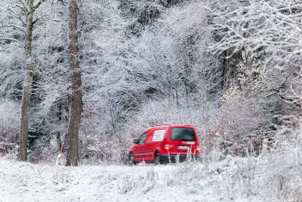 Eine dünne Schneeschicht hat sich am Montag im Thüringer Wald ausgebreitet.