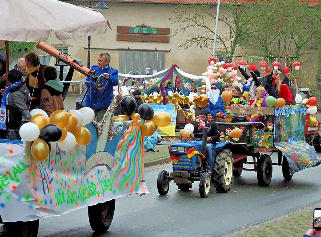 Von vielen bunten Festwagen begleitet wurde der Deersheimer Karnevalsumzug. Wie auch in Osterwieck marschierte an der Spitze das Fallstein-Orchester aus Rhoden und sorgten Polizei und Feuerwehr für freie Straßen.