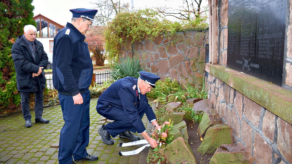 Die Egelner Feuerwehrkameraden lngolf Schmidt (rechts) und Dieter  Nitschwetz legten am Ehrenmal in Egeln-Nord im Beisein von Bürgermeister Reinhard Luckner (links) einen Kranz nieder.