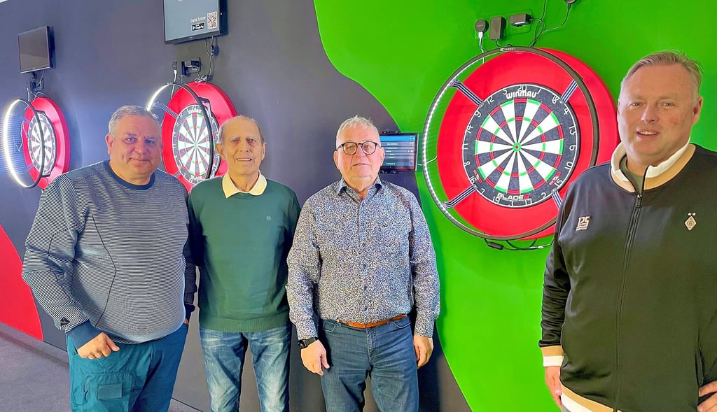 Für sein Engagement dankten Dart-Abteilungsleiter Ivo Gortol (von links), Ehrenpräsident Frank Wedekind und Vereinspräsident Frank Rüchardt Unternehmer Lars Göhlich aus Schönebeck. Er und weitere Firmen der Stadt gaben Geld für den Umbau der Sportstätte, die an die Vereinsfarben angelehnt ist. 