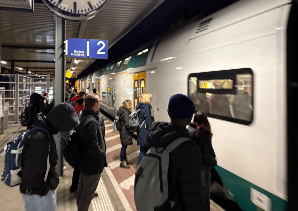 Der Regionalexpress 1 von Frankfurt/Oder nach Magdeburg wird um 6.42 Uhr am Bahnhof in Burg von vielen Fahrgästen genutzt.