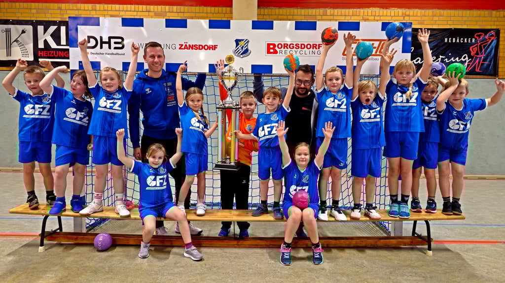 Nicht nur Trainer Tino Tiepelmann und Kay Borgsdorf sind von dem Pokal beeindruckt, auch die Kids des Zerbster Handballvereins HSV 2000 finden den Pokal für die Meisterschaft im Eisstockschießen cool, der fast so groß ist wie sie selbst, nämlich 1,10 Meter.