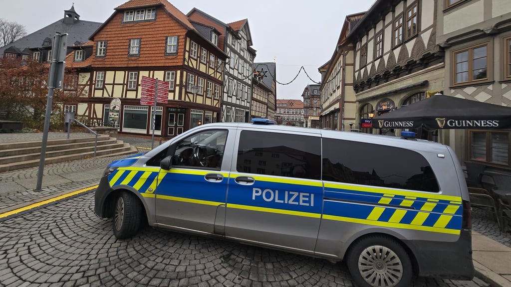 Nach einer Bombendrohung riegelten Polizisten am Sonntagvormittag, 16. November, das Areal rund das Wernigeröder Rathaus ab.
