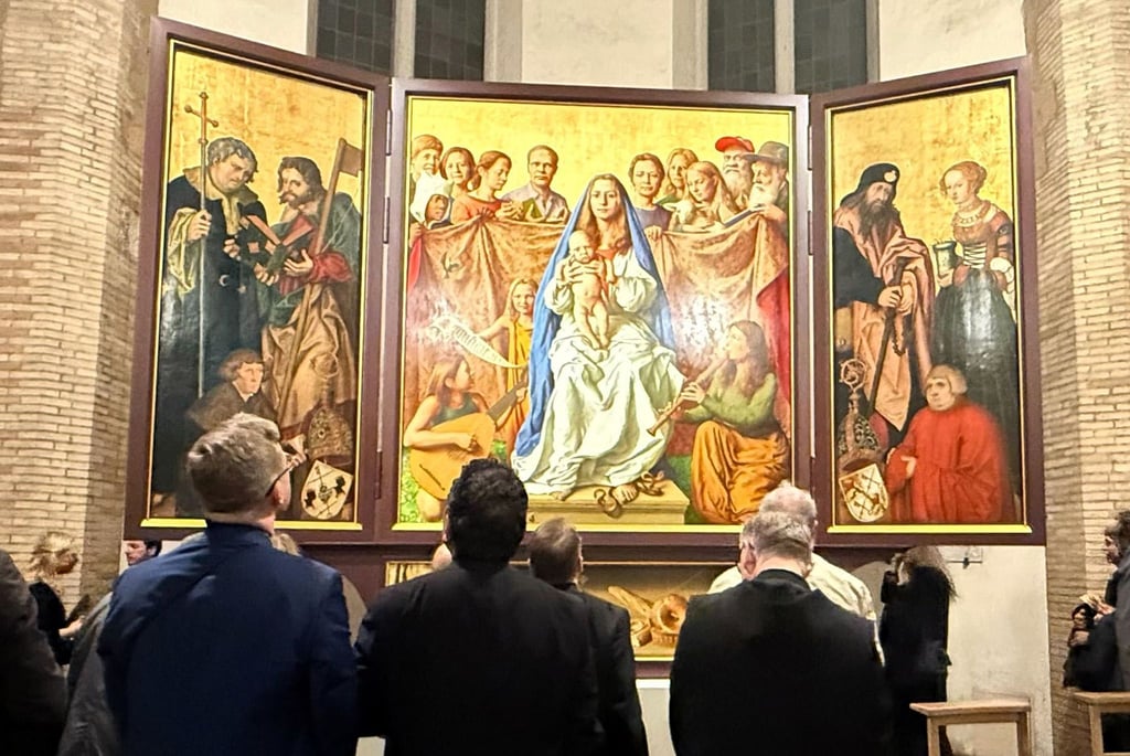 Der Cranach-Triegel-Altar ist in der Marienkirche des Friedhofs Campo Santo Teutonico zu sehen.