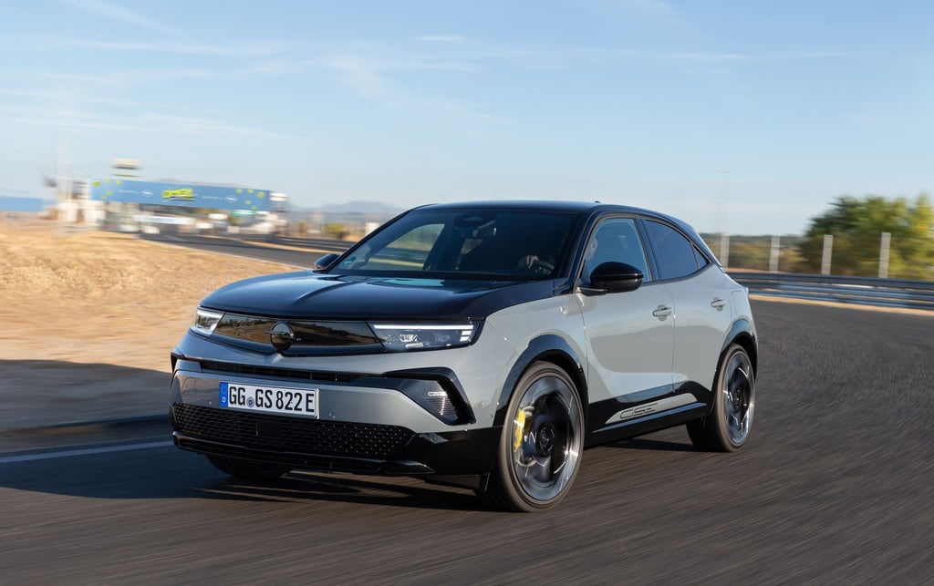 Flotter Mokka: Das SUV soll von 0 auf 100 km/h in 5,9 Sekunden sprinten und maximal 200 km/h schnell werden.