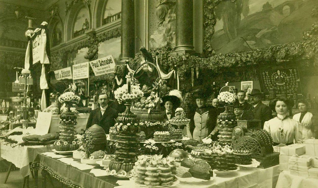 Reichlich gedeckte Tische bestimmten das Bild in einer Kochausstellung im Jahr 1911, von Lerchen als Delikatesse war da nicht mehr die Rede.
