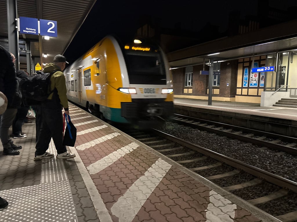 Mit einigen Minuten Verspätung rollt der Regionalexpress 1 auf dem Weg von Frankfurt/Oder nach Magdeburg um 6.41 Uhr auf dem Bahnhof in Burg ein.