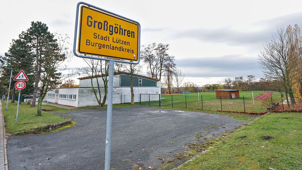 Direkt hinter dem Großgöhrener Ortseingang befindet sich das Schul- und Sportgelände. Die asphaltierte Fläche im Vordergrund soll als Parkplatz erhalten bleiben. Auf der Fläche des ehemaligen Volleyballplatzes  dahinter und vor der Laufbahn soll die neue Rettungswache entstehen. 