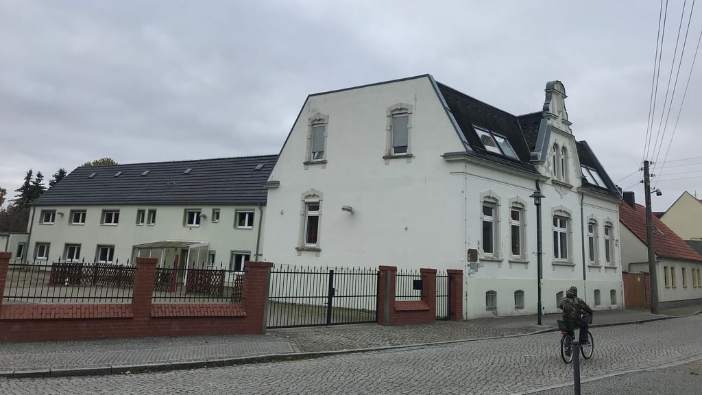 Laut einer vom Rathaus in Auftrag gegebenen Machbarkeitsstudie kommt das Gelände des alten Kindergartens in der Hansenstraße in Barleben für ein Ärztehaus in Frage. Dafür müsste ein straßenseitiger Neubau links des Tores gebaut werden. Der Anbau rechts der Villa müsste weichen. Nun müssen die Räte entscheiden.