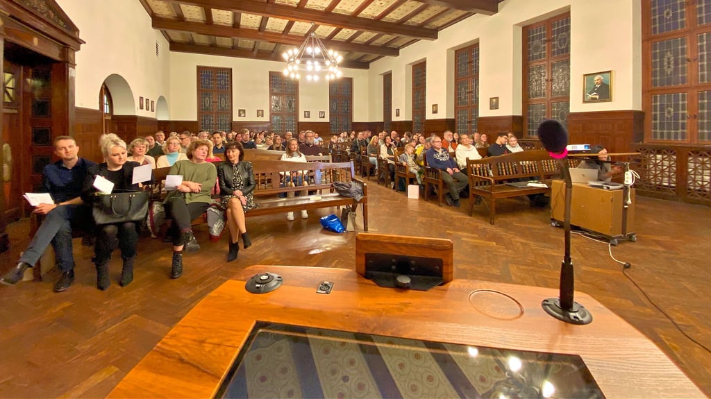 Rund 100 Gäste waren bei der Ehrung der vielversprechendsten Schüler in der Aula des Frank-Gynnasiums dabei. 