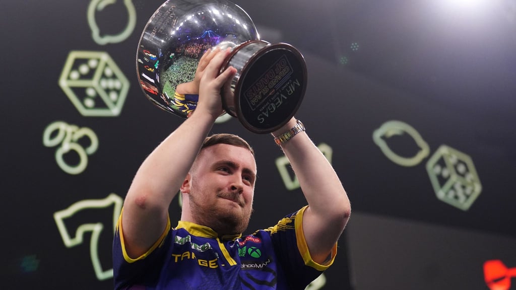 Trophäe und Primus: Luke Littler ist vor der WM voll auf Kurs.