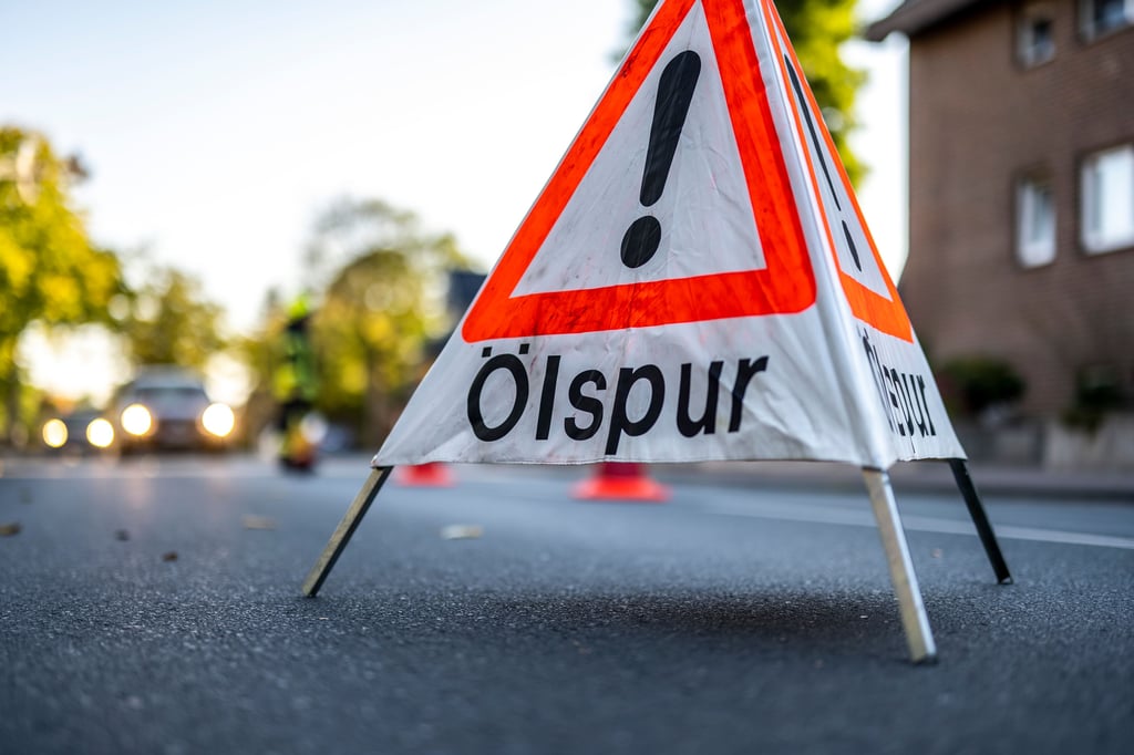 Eine kilometerlange Ölspur sorgt am Montag in Weißenfels im Burgenlandkreis für Verkehrsbehinderungen (Symbolfoto).