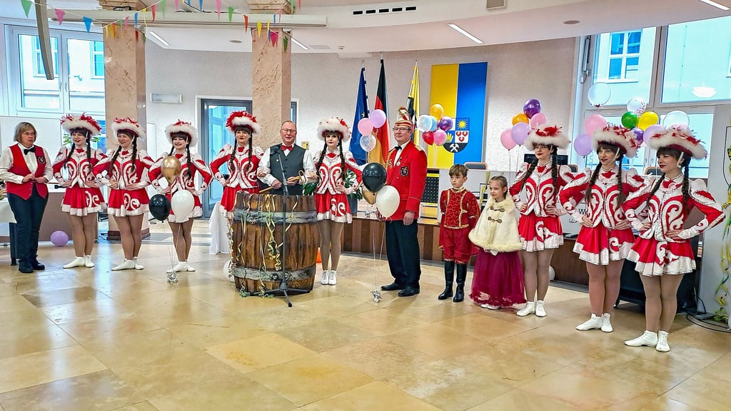 OB Armin Schenk erklärt, warum er den Rathausschlüssel gern an den Thalheimer Faschingsklub um dessen Präsidenten Olaf Kracke übergibt.