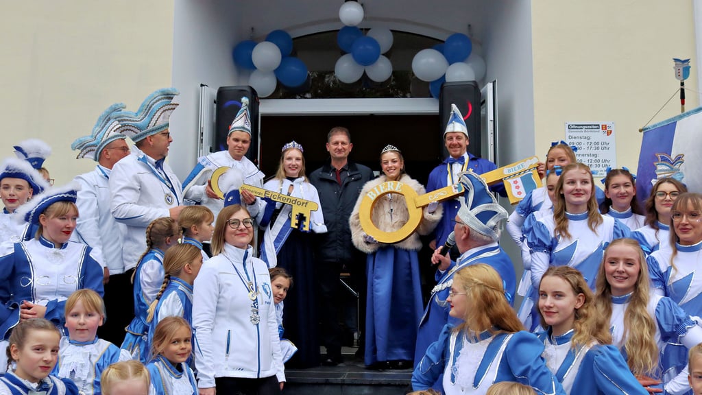 Marco Schmoldt übergibt die Gemeindeschlüssel dem KCB und dem ECC. 