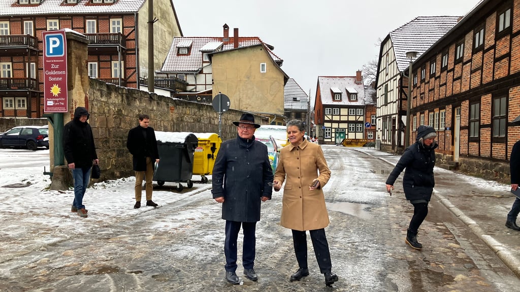Quedlinburgs Oberbürgermeister Frank Ruch hatte Infrastrukturministerin Lydia Hüskens Anfang 2025 bei der Übergabe des Förderbescheids die Straße Augustinern gezeigt, die mit Hilfe von Fördergeld saniert werden soll. 