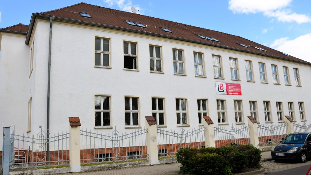 Der Landkreis Anhalt-Bitterfeld will seine Liegenschaft in der Dessauer Straße in Zerbst verkaufen, die derzeit noch vom VHS Bildungswerk genutzt wird.