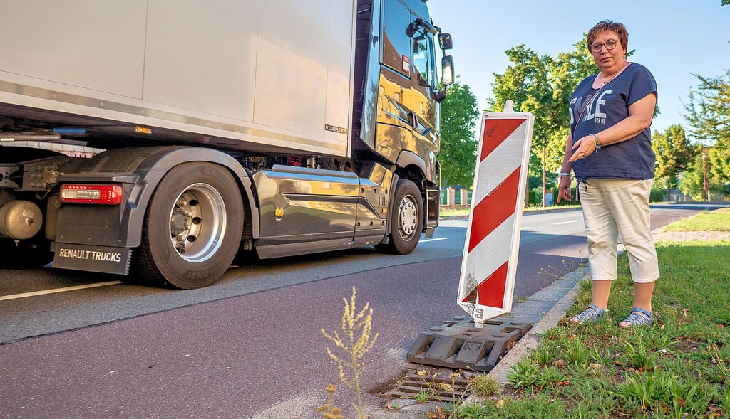 Schon im August 2022 bemängelte Ladeburgs Ortsbürgermeisterin Verena Fischer die durch zahlreiche Umleitungen entstandenen Schäden an der Ortsdurchfahrt L60. Im kommenden Jahr nun, soll die Straße komplett saniert werden. 