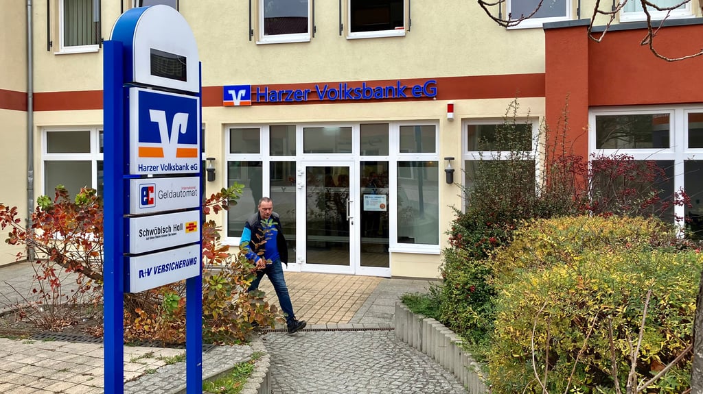 Die Harzer Volksbank hat wieder ihre Geschäftsstelle am Rathausplatz in Thale.