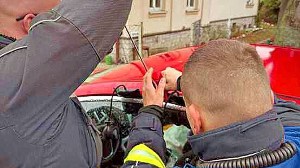 Die Ascherslebener Wehr rettet ein Kind aus einem verschlossenen Auto.
