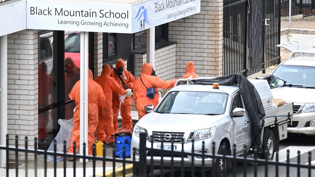 In Schutzanzügen wurden die Schulen gesäubert und der Sand entsorgt.